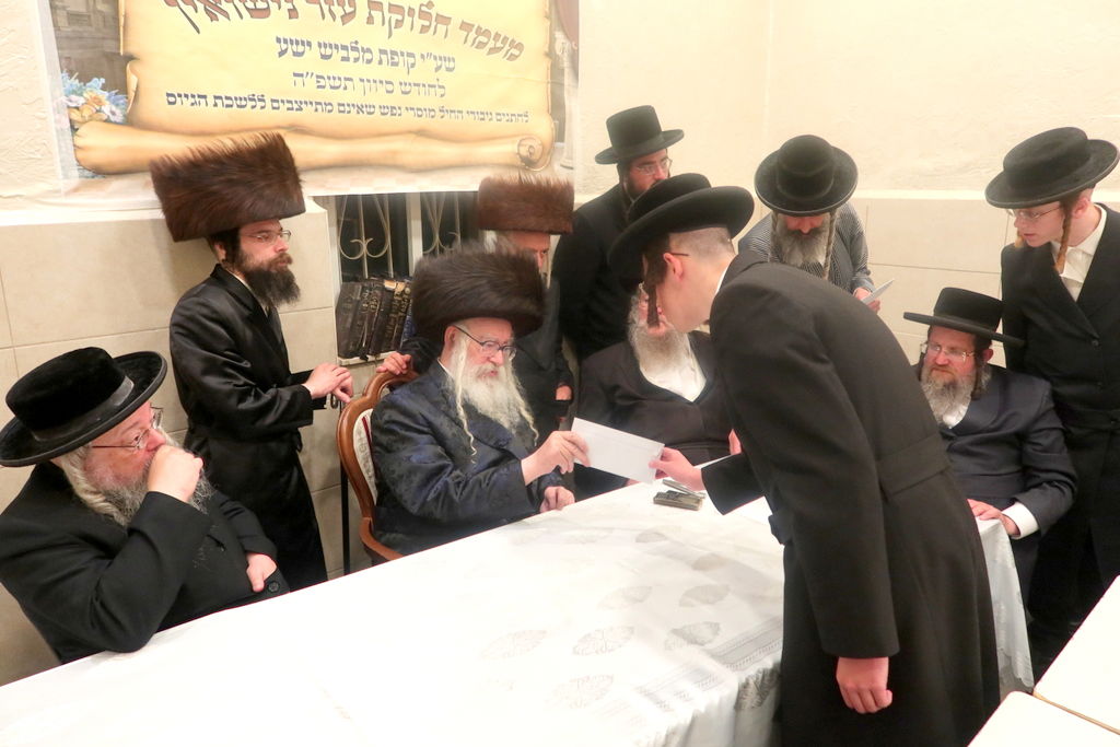 המעמד במעונו של האדמו"ר ממשכנות הרועים