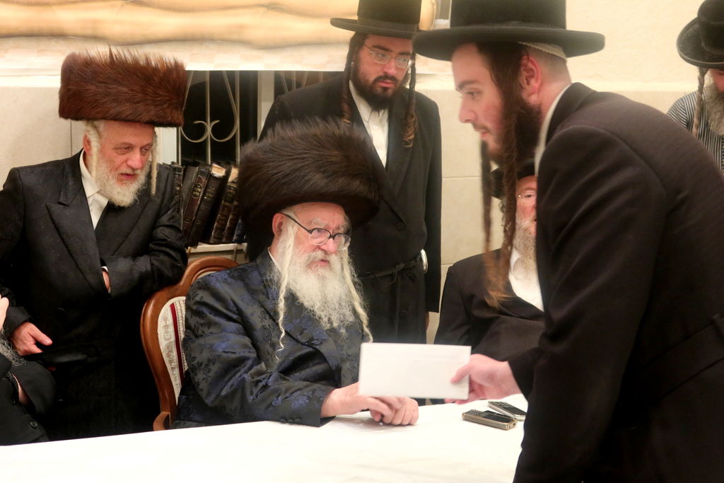 המעמד במעונו של האדמו"ר ממשכנות הרועים