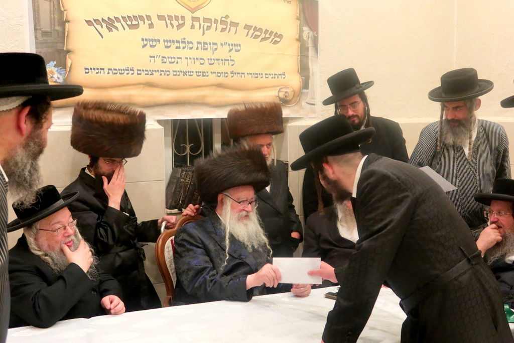 המעמד במעונו של האדמו"ר ממשכנות הרועים