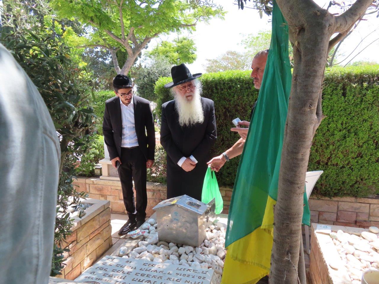 האדמו"ר רבי דוד חנניה פינטו, בחלקה הצבאית בבית העלמין באשדוד