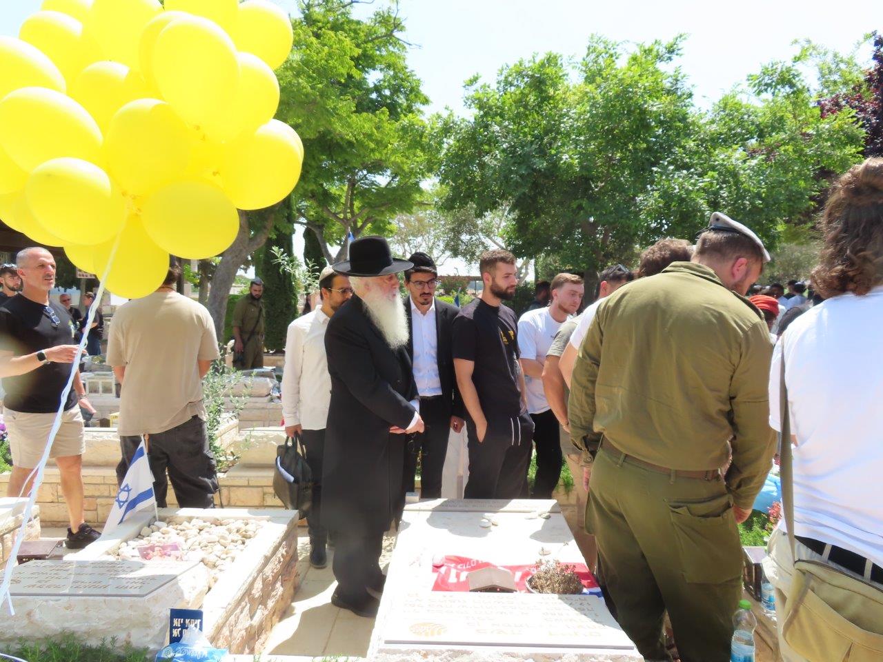 האדמו"ר רבי דוד חנניה פינטו, בחלקה הצבאית בבית העלמין באשדוד