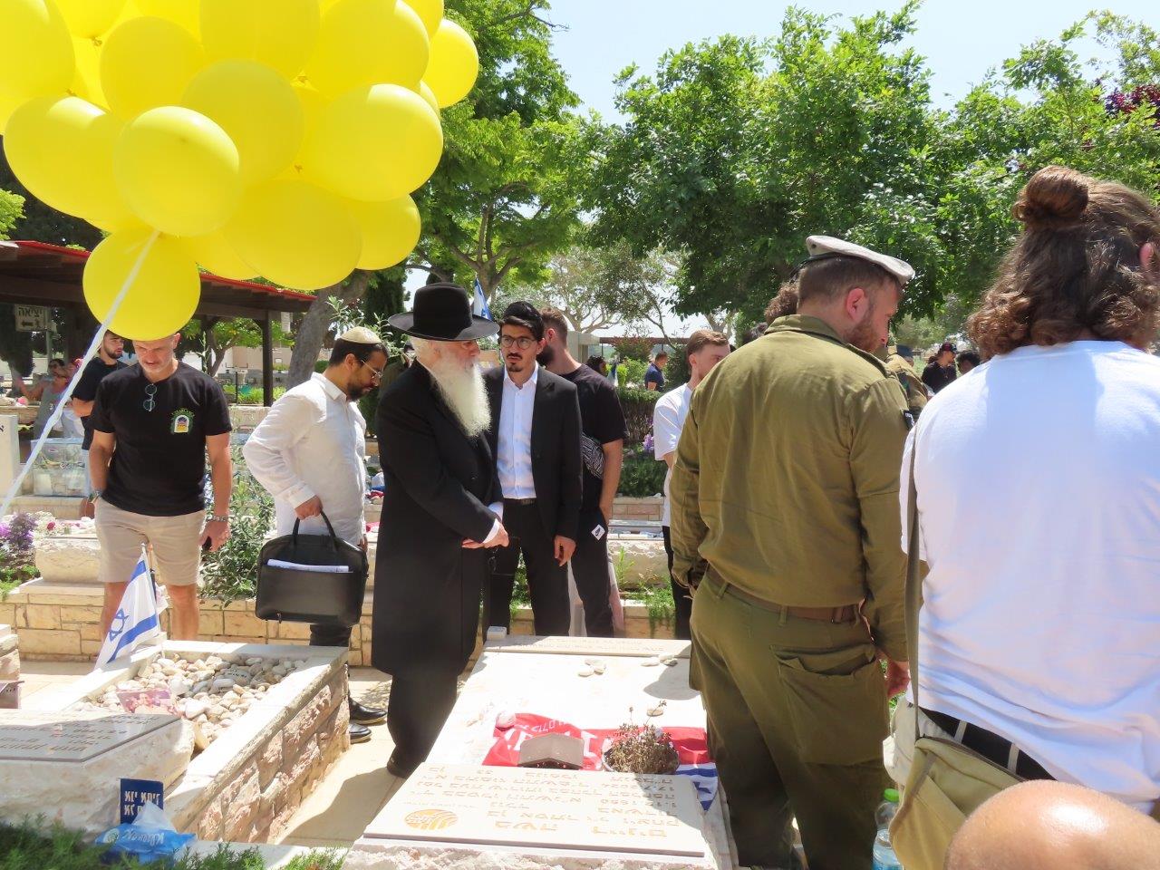 האדמו"ר רבי דוד חנניה פינטו, בחלקה הצבאית בבית העלמין באשדוד