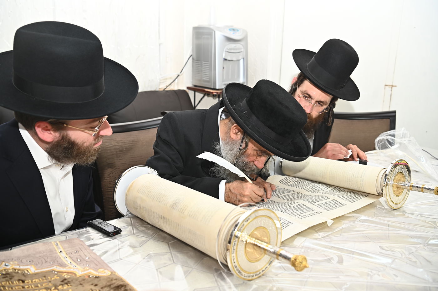 המקובל רבי גמליאל רבינוביץ בכתיבת אות