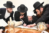 הגה"צ רבי יעקב מאיר שכטר בכתיבת אות