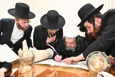 הגה"צ רבי יעקב מאיר שכטר בכתיבת אות