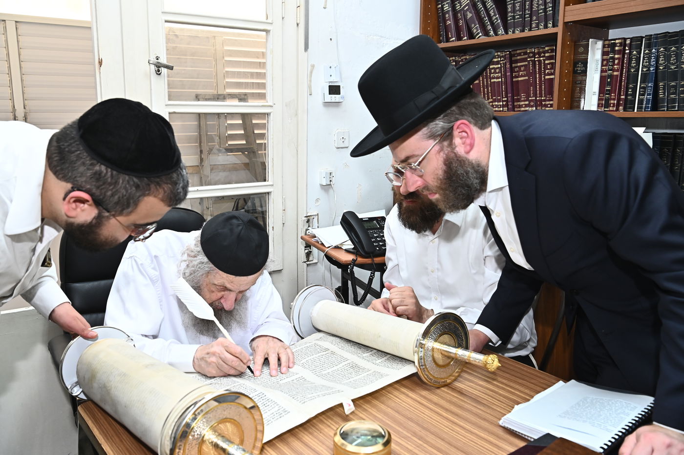 הגאון רבי דב לנדו בכתיבת אות