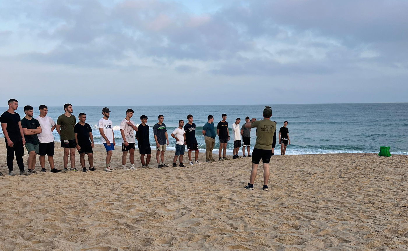 הצטרפו 40 מועמדים למכינת 'ניצוץ באמונה' - המכינה החרדית שמשלבת חיי תורה עם הכנה לשירות קרבי. גיבוש של 24 שעות בבת הדר בחן אותם ברמה הרוחנית והפיזית