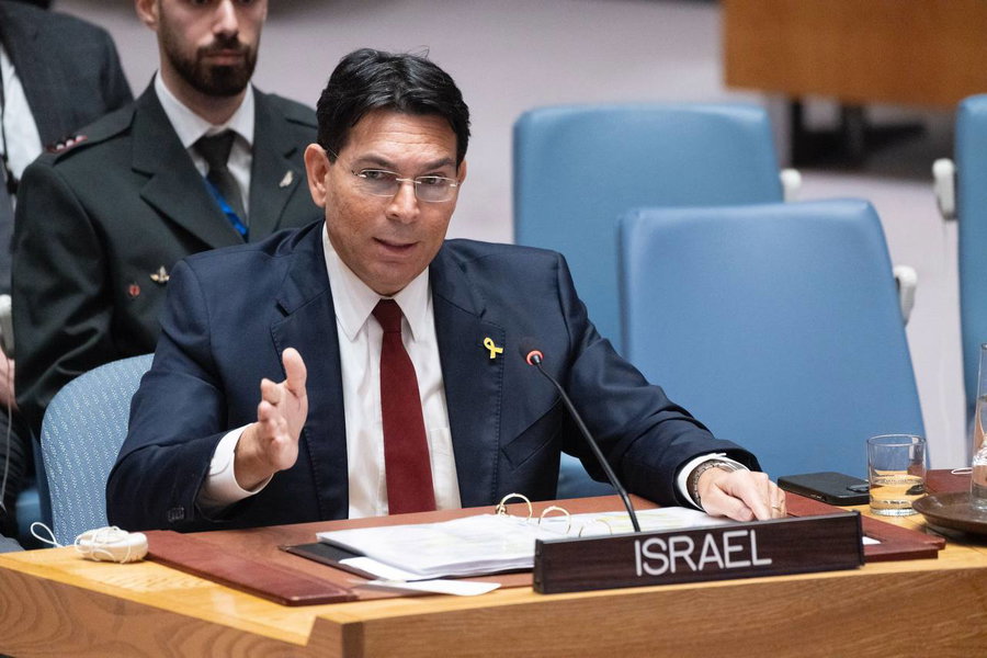 נספח צה"ל באו"ם לצידו של השגריר דנון