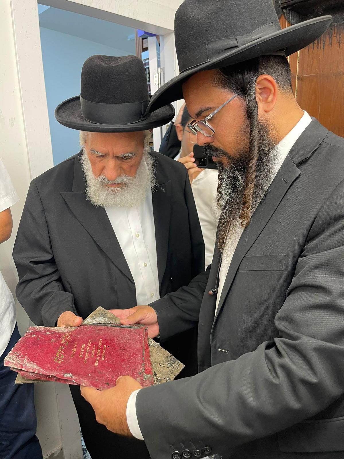 חבר המועצת הגר"ש מחפוד בבית הכנסת, הבוקר