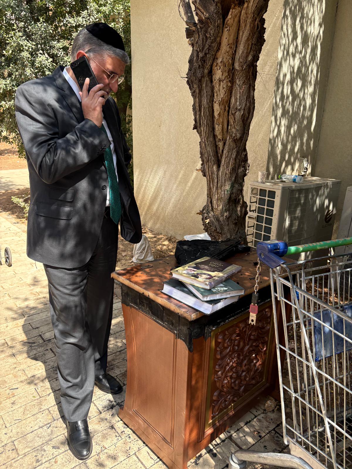 סגן ראש עיריית ירושלים חיים כהן בזירת השריפה, הבוקר