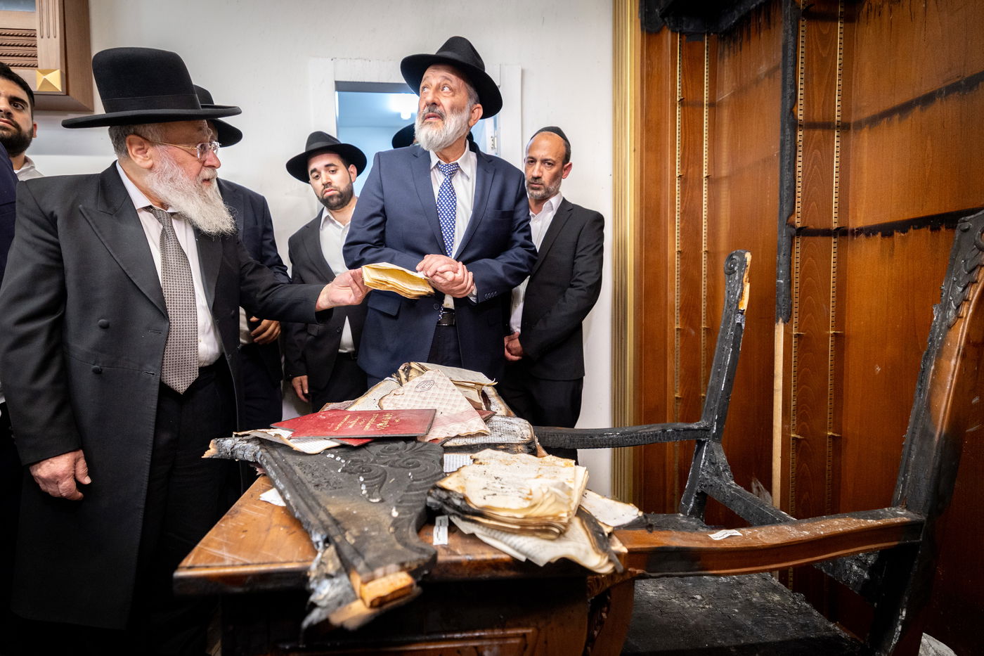 הראש"ל הגר"י יוסף בבית מדרשו שהוצת