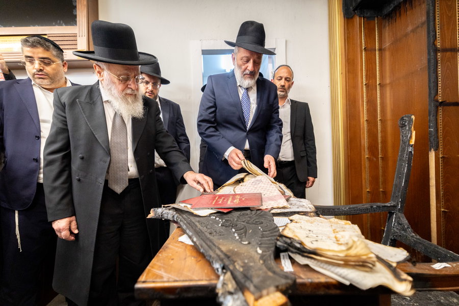 הראש"ל הגר"י יוסף בבית מדרשו שהוצת