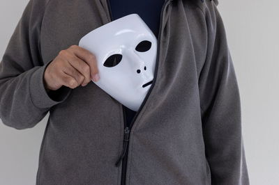 "במקום לדבר, הוא זורק איזה משפט ציני ושותק עוד שעתיים".