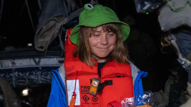 גרטה גוטנברג מחייכת