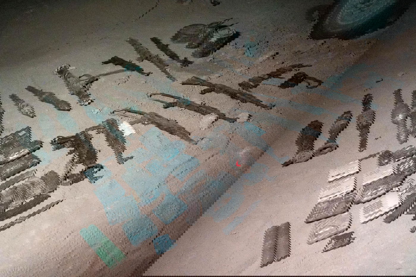 אמצעי הלחימה שנתפסו בתוך המנהרה