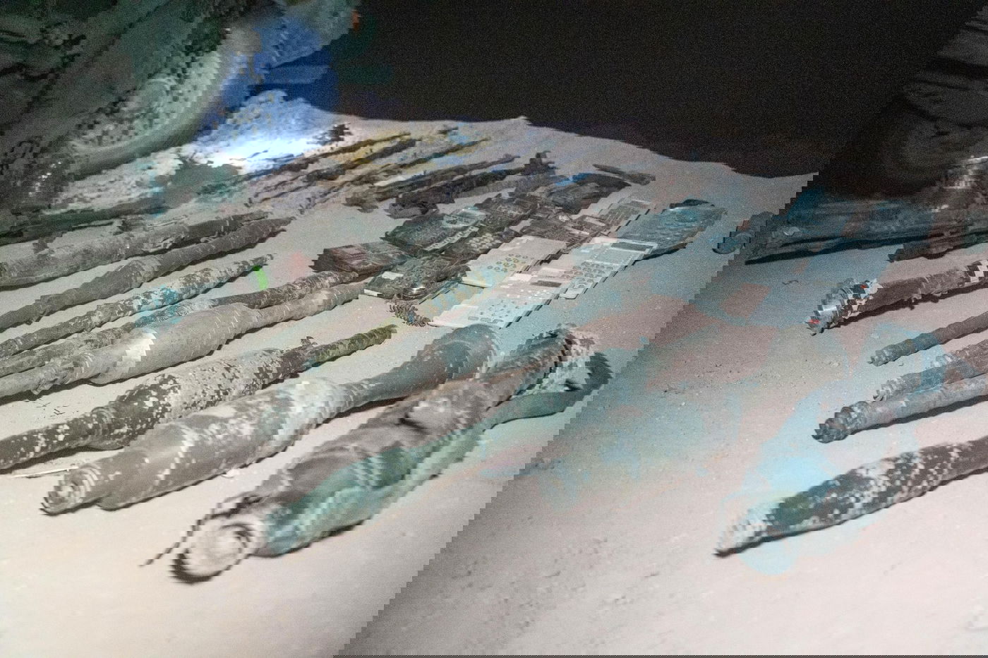 אמצעי הלחימה שנתפסו בתוך המנהרה