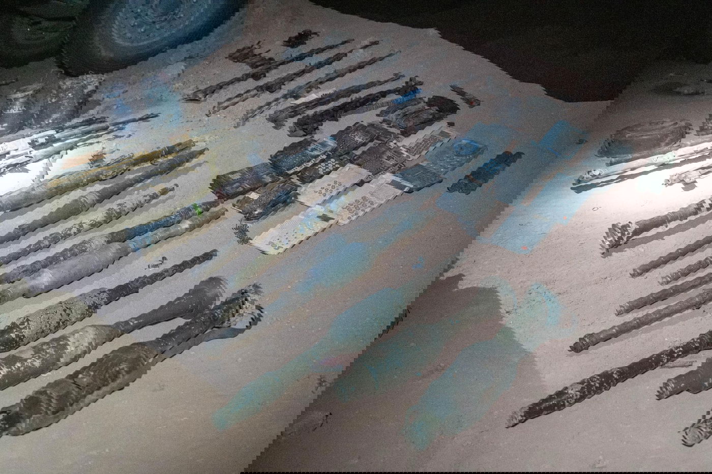 אמצעי הלחימה שנתפסו בתוך המנהרה