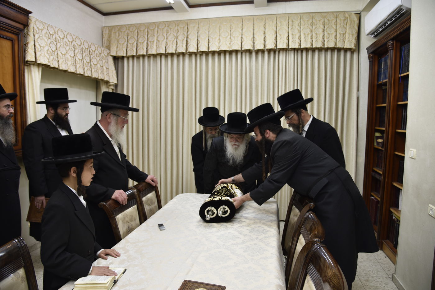 האדמו"ר מדארג בכתיבת אותיות לספר התורה