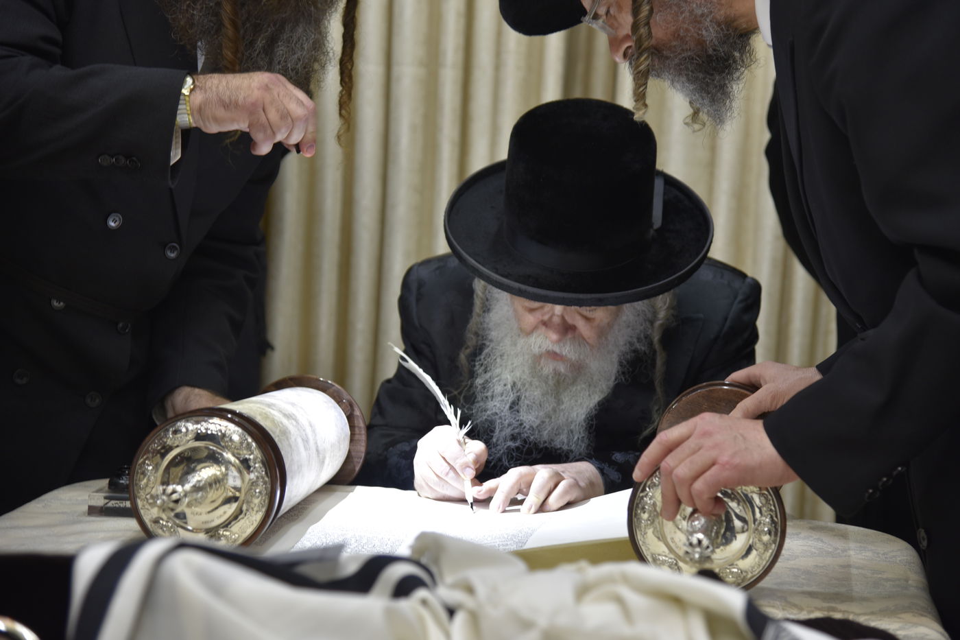 האדמו"ר מדארג בכתיבת אותיות לספר התורה