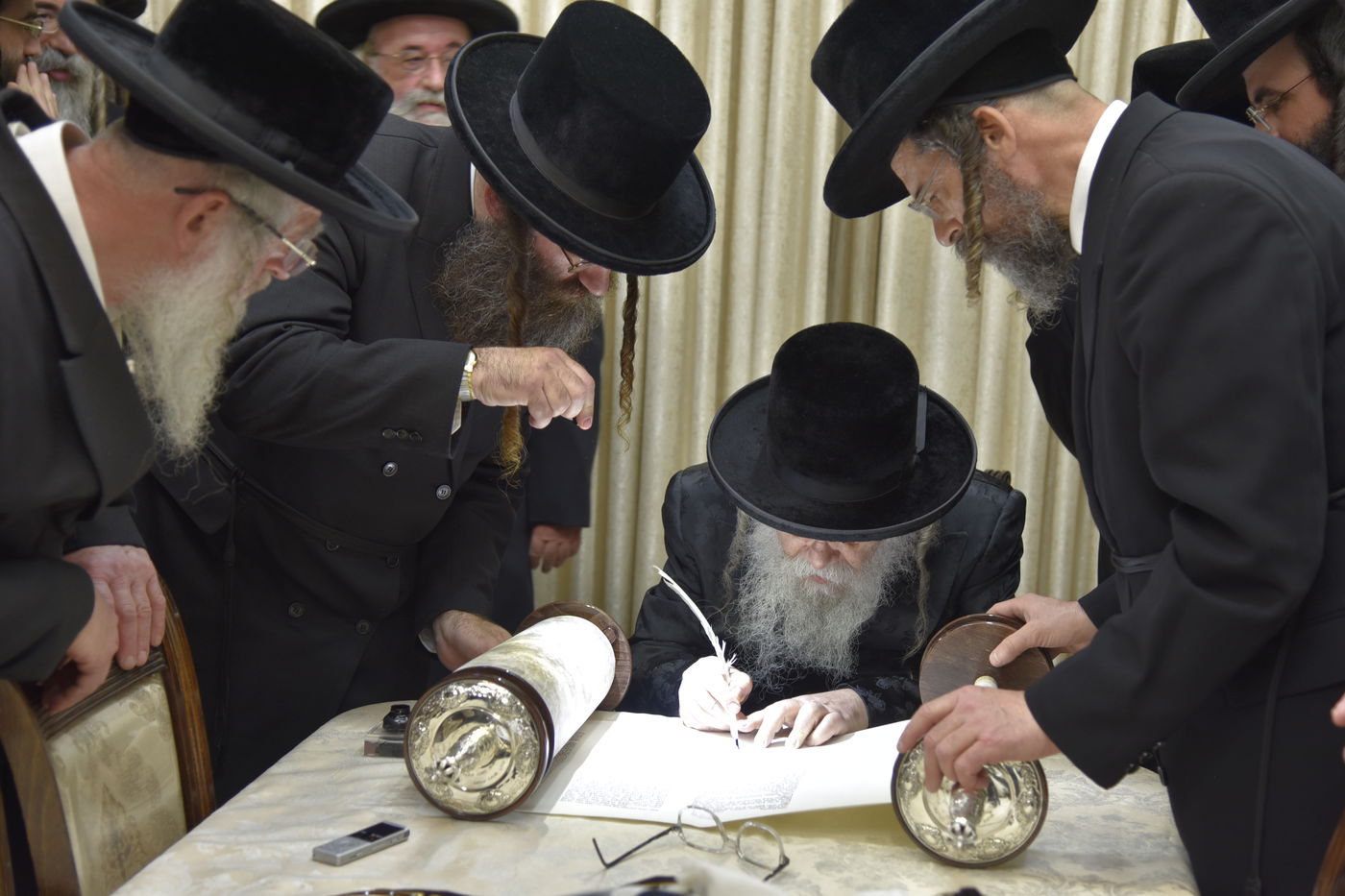 האדמו"ר מדארג בכתיבת אותיות לספר התורה