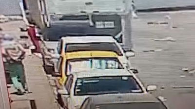 תיעוד חריג: גונב בקבוקים בקניון ופורץ לרכב בעיר החרדית - לאור יום