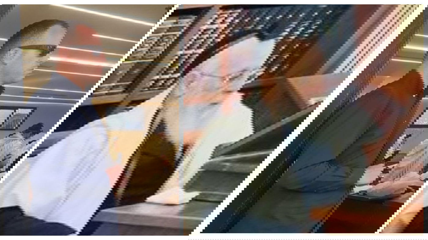 הראש"ל והמאבטח בכניסה לבית מדרשו, הבוקר