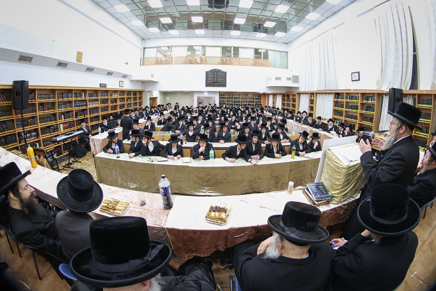 חלוקת פרסים בישיבת ויז'ניץ אשדוד