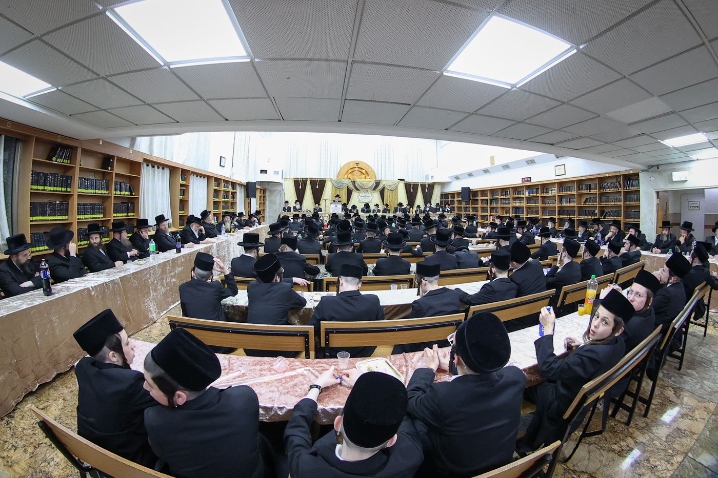 חלוקת פרסים בישיבת ויז'ניץ אשדוד