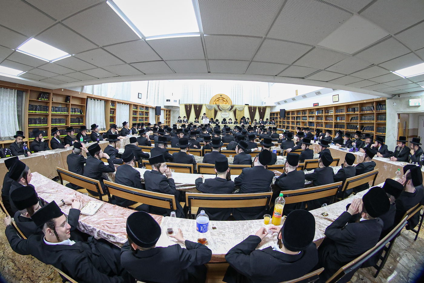 חלוקת פרסים בישיבת ויז'ניץ אשדוד