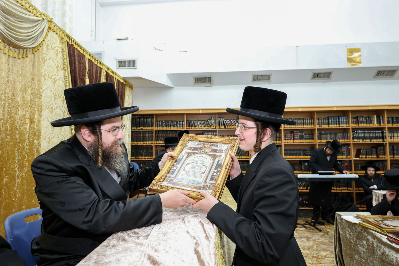 חלוקת פרסים בישיבת ויז'ניץ אשדוד