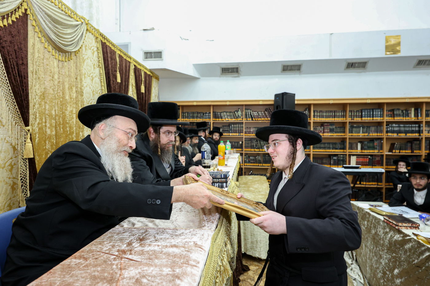 חלוקת פרסים בישיבת ויז'ניץ אשדוד