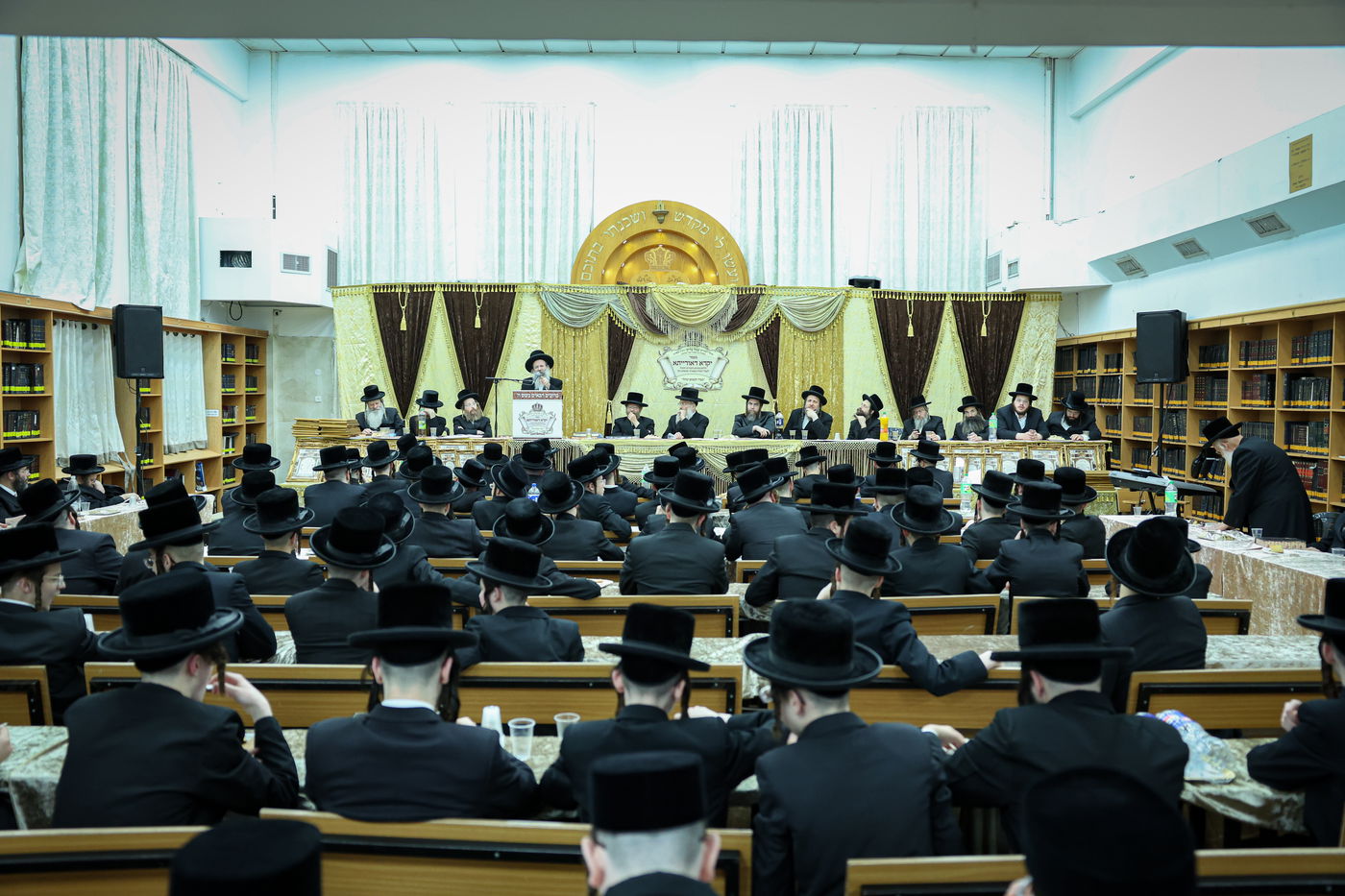 חלוקת פרסים בישיבת ויז'ניץ אשדוד