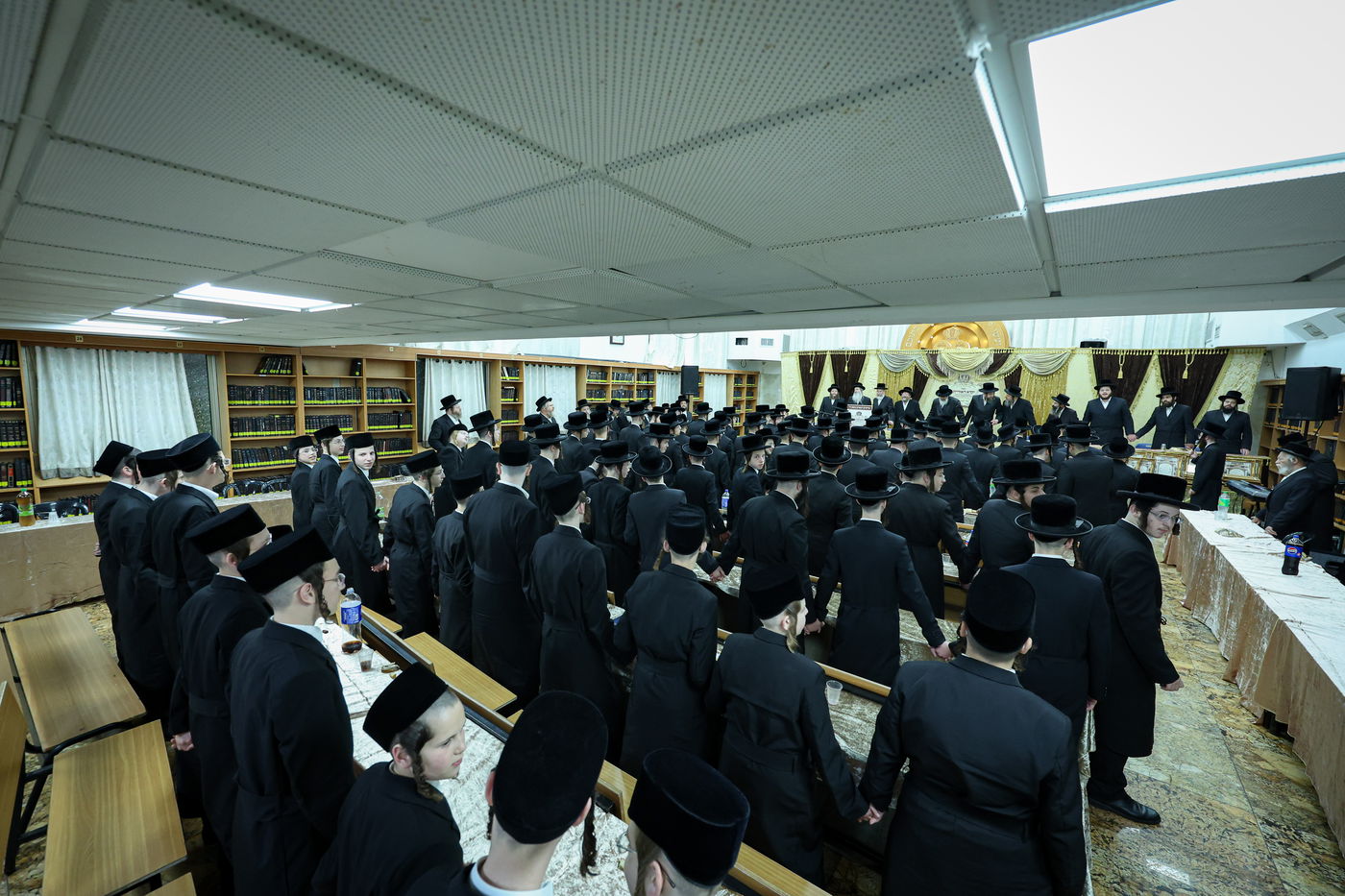 חלוקת פרסים בישיבת ויז'ניץ אשדוד