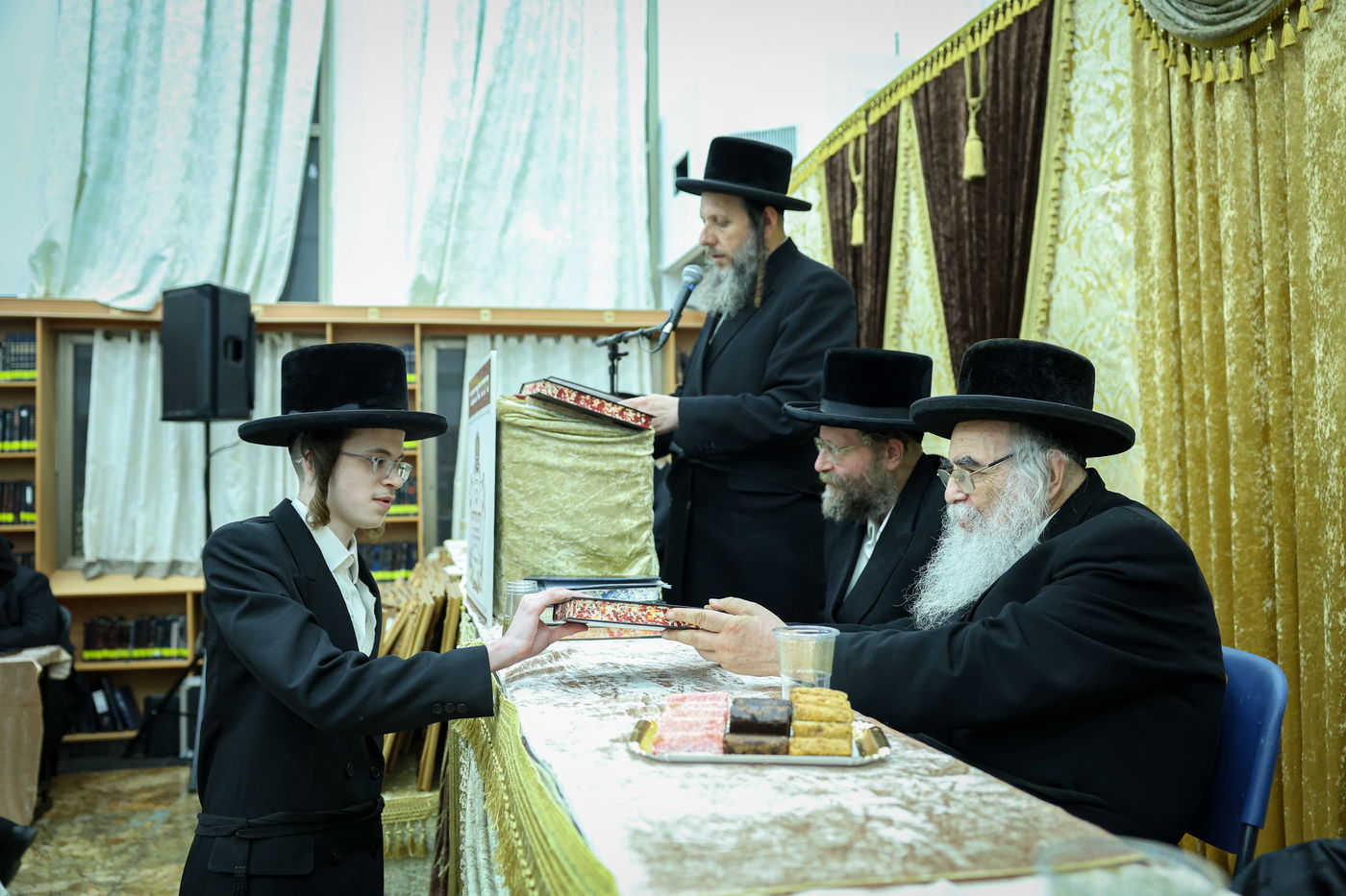 חלוקת פרסים בישיבת ויז'ניץ אשדוד