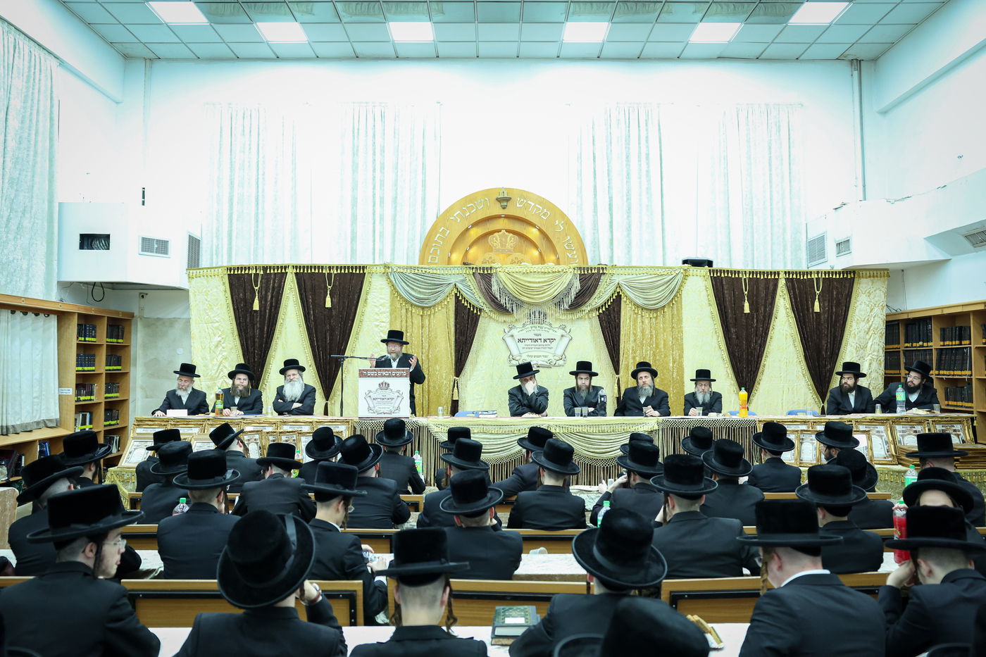 חלוקת פרסים בישיבת ויז'ניץ אשדוד