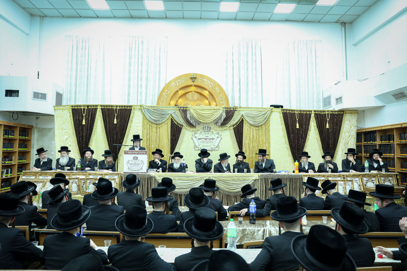 חלוקת פרסים בישיבת ויז'ניץ אשדוד