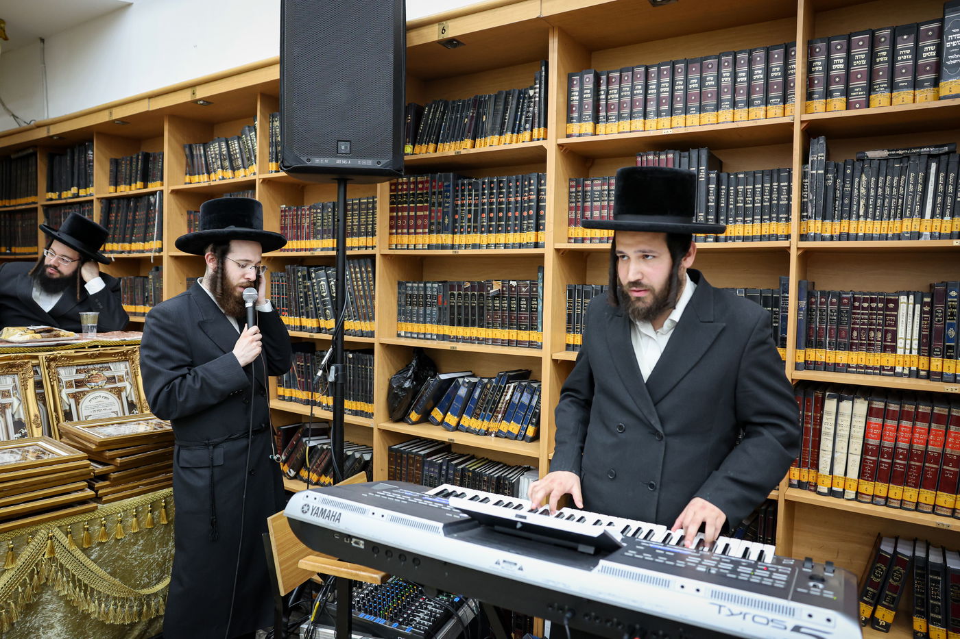 חלוקת פרסים בישיבת ויז'ניץ אשדוד