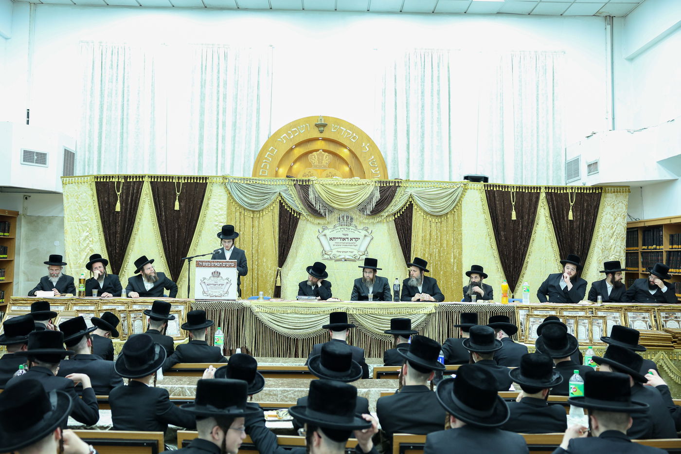 חלוקת פרסים בישיבת ויז'ניץ אשדוד