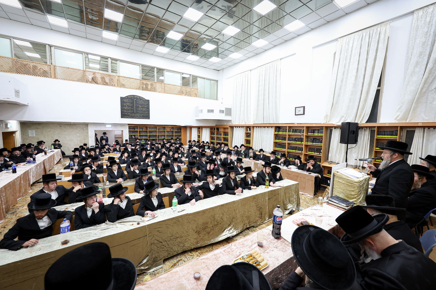 חלוקת פרסים בישיבת ויז'ניץ אשדוד