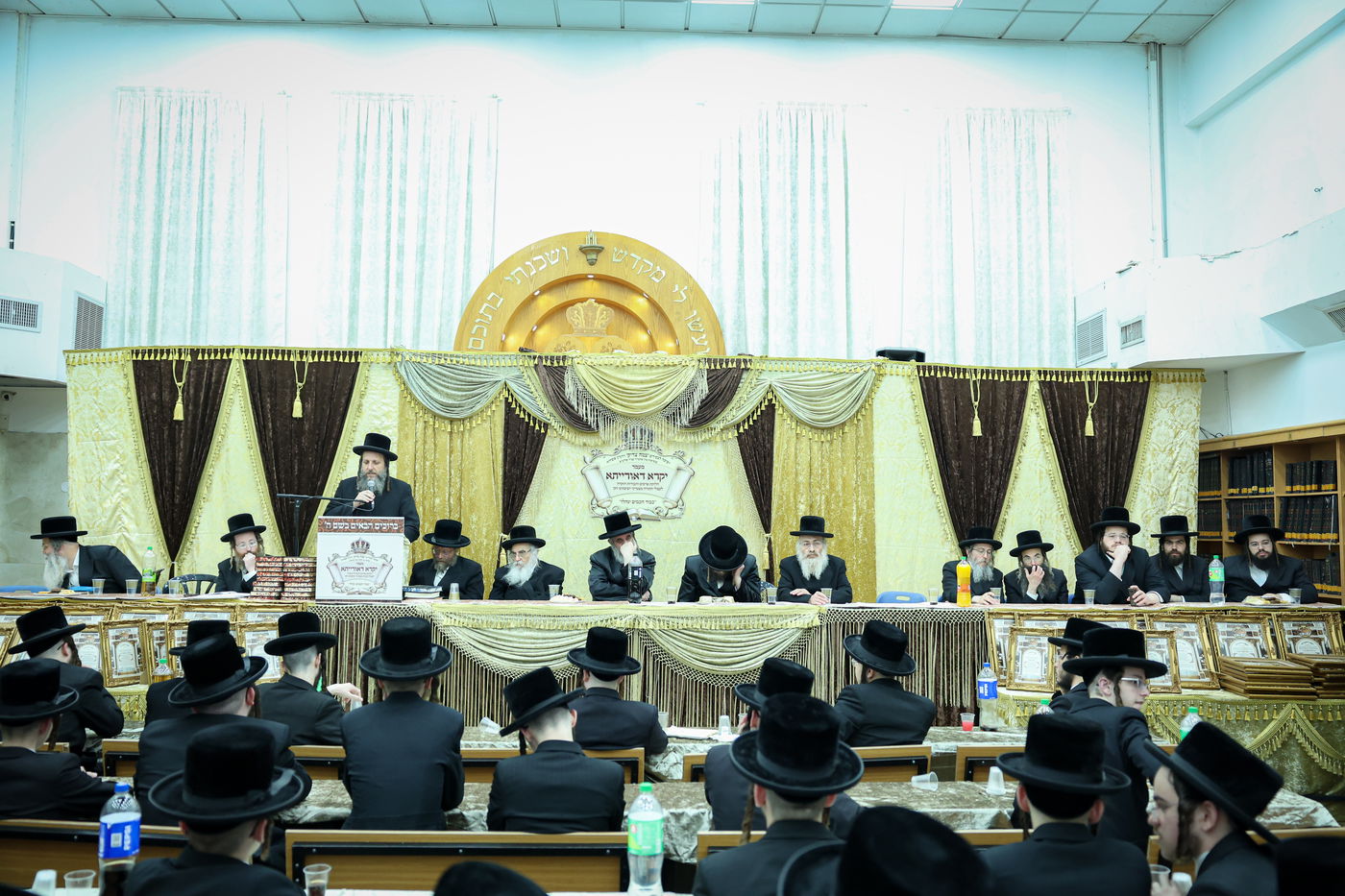 חלוקת פרסים בישיבת ויז'ניץ אשדוד