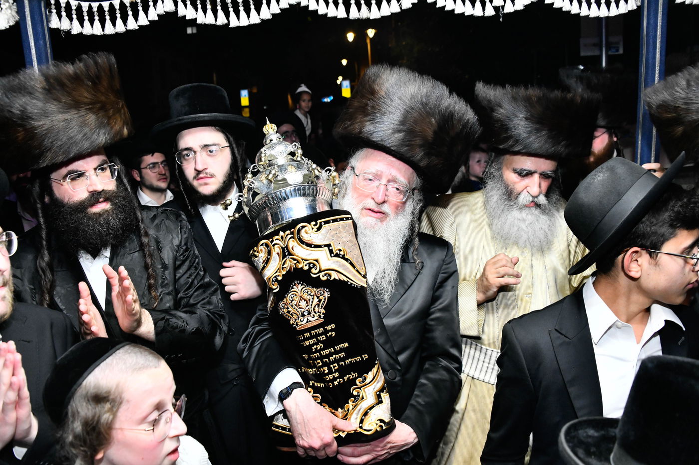 הכנסת ספר תורה לביהמ"ד ספינקא בירושלים