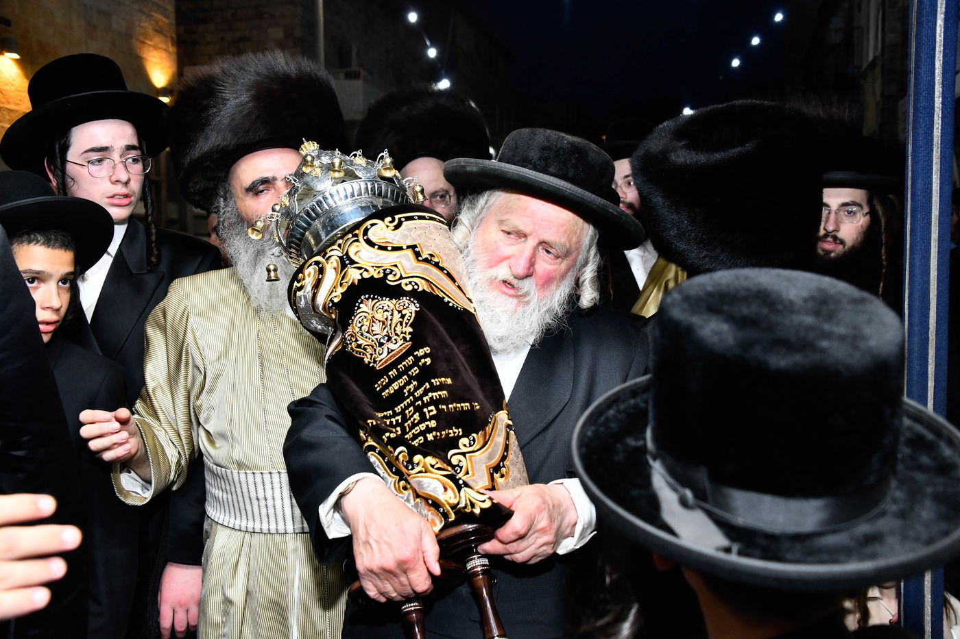 הכנסת ספר תורה לביהמ"ד ספינקא בירושלים