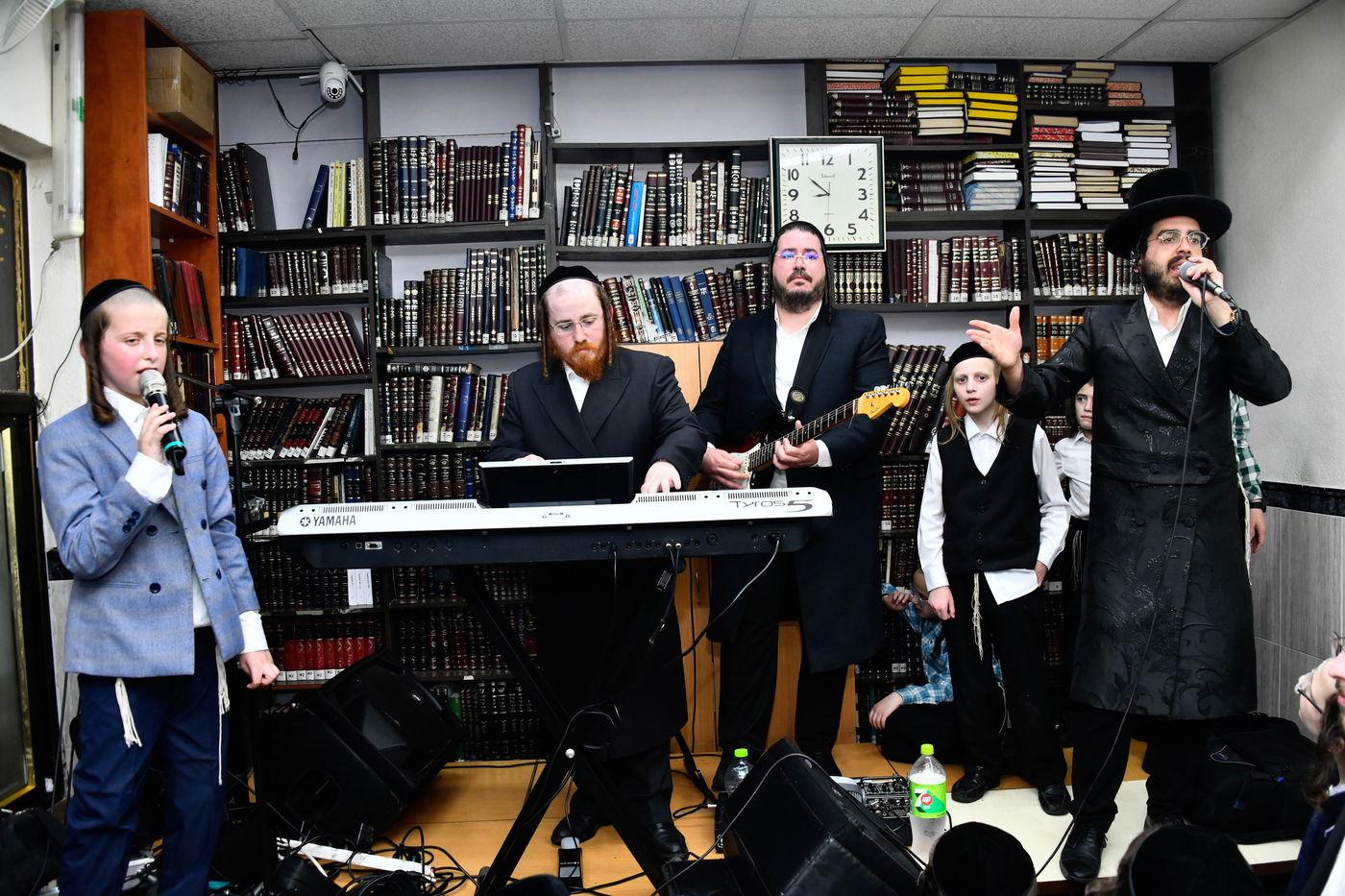 הכנסת ספר תורה לביהמ"ד ספינקא בירושלים