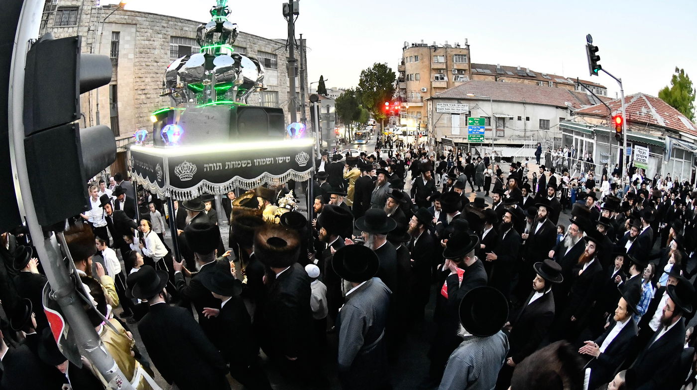 הכנסת ספר תורה לביהמ"ד ספינקא בירושלים