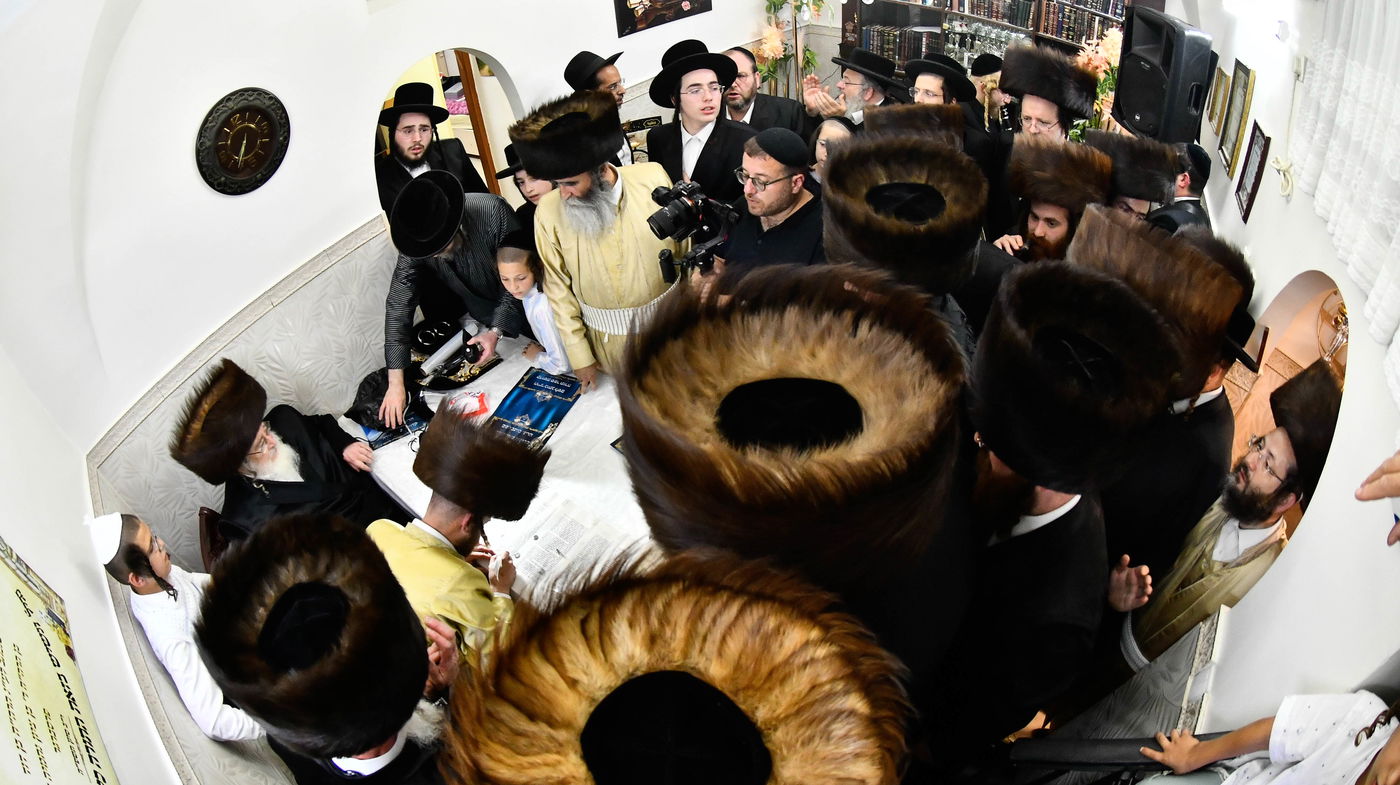 הכנסת ספר תורה לביהמ"ד ספינקא בירושלים