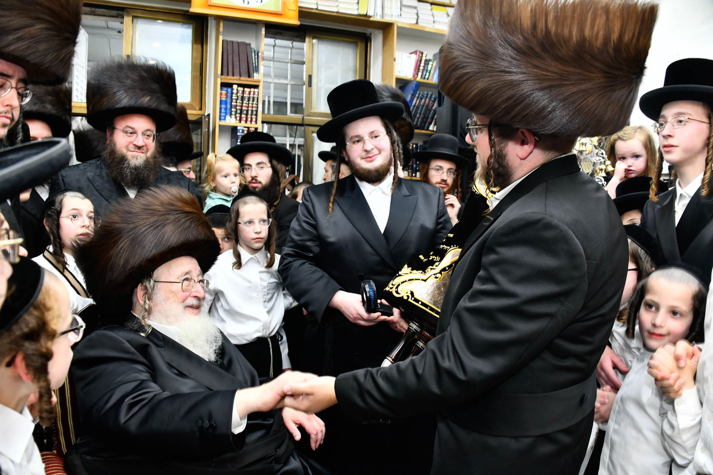 הכנסת ספר תורה לביהמ"ד ספינקא בירושלים