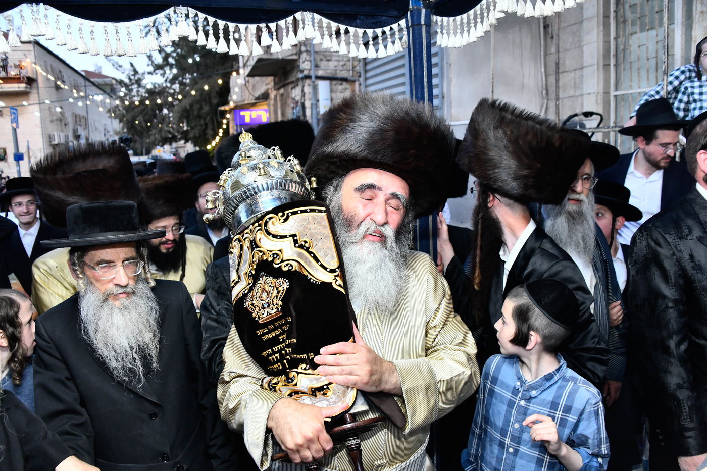 הכנסת ספר תורה לביהמ"ד ספינקא בירושלים
