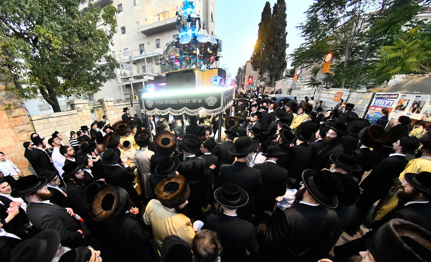 הכנסת ספר תורה לביהמ"ד ספינקא בירושלים