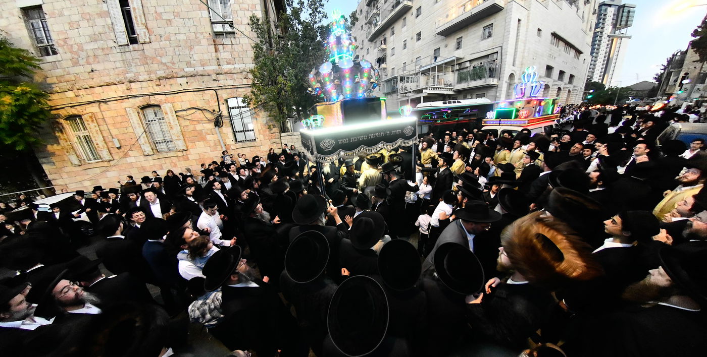 הכנסת ספר תורה לביהמ"ד ספינקא בירושלים