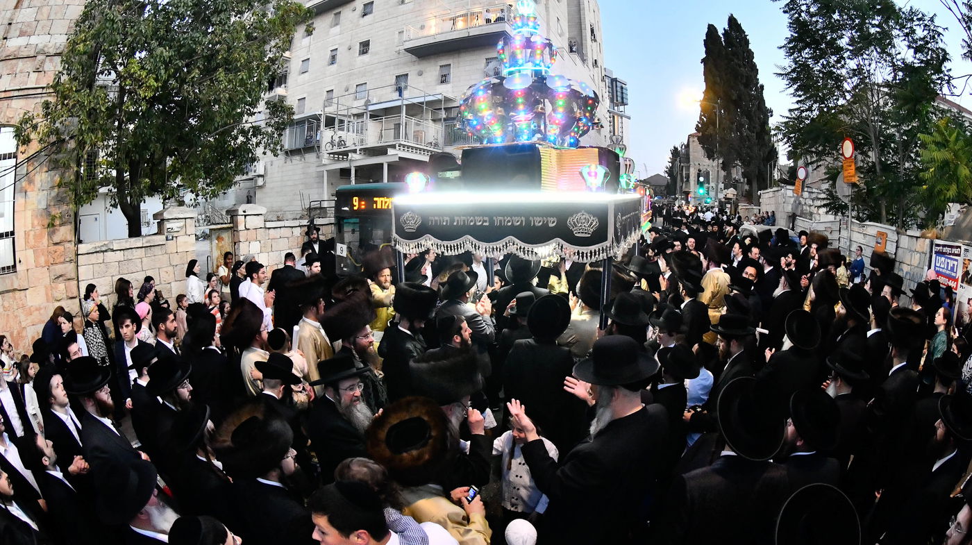 הכנסת ספר תורה לביהמ"ד ספינקא בירושלים